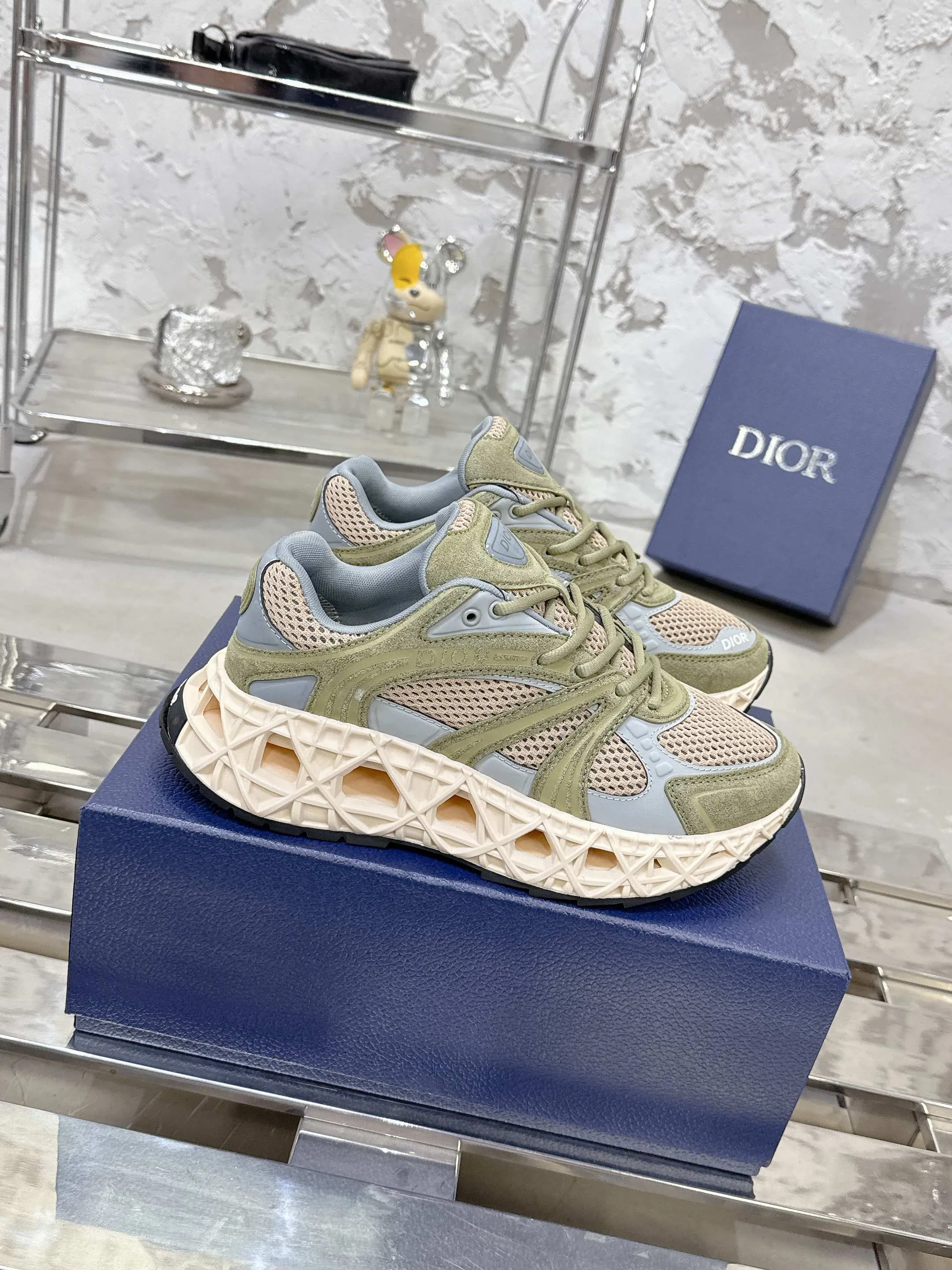 Factory price 780💰 Top version! ! ! Dior (B35) DIOR spring and summer men's wear show, the show was held at the Valle de Grasse School in Paris. Kim Jones drew inspiration from the works of South African artist Hylton Nel. The details of the shoes, clog soles and tribal elements, cleverly blended luxury craftsmanship and practicality, with fresh childishness and bright temperament, creating a new season hot spot. Dior KAWA Dior co-branded casual sports shoes reinterpret running shoes with Dior's high-end style. B35 is made of fine-textured leather and mesh fabric materials. It can be worn in all seasons, is comfortable and breathable, and has multiple lines on the shoe body to outline details. It has a full retro three-dimensional feel and can create a casual look all year round! Fabric: Cowhide/customized cloth material Lining: Imported breathable mesh Outsole: Original molded outsole Size: 39-46 (customized at 45.46)